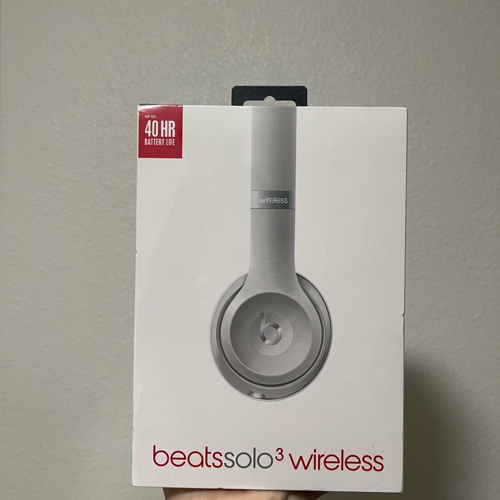 NEW Beats by Dre Silver Over-Ear Headphones - Picture 2 of 4